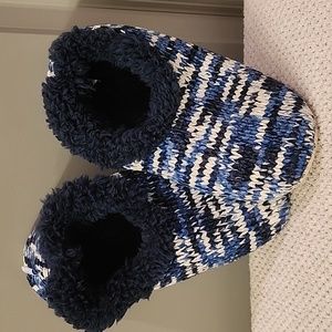 Snoozies slippers, size medium